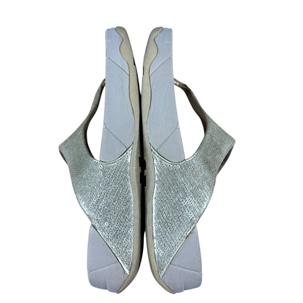FitFlop Women’s Lulu Crystal Toe-Post Sandals in Latte Beige Measures sz 10